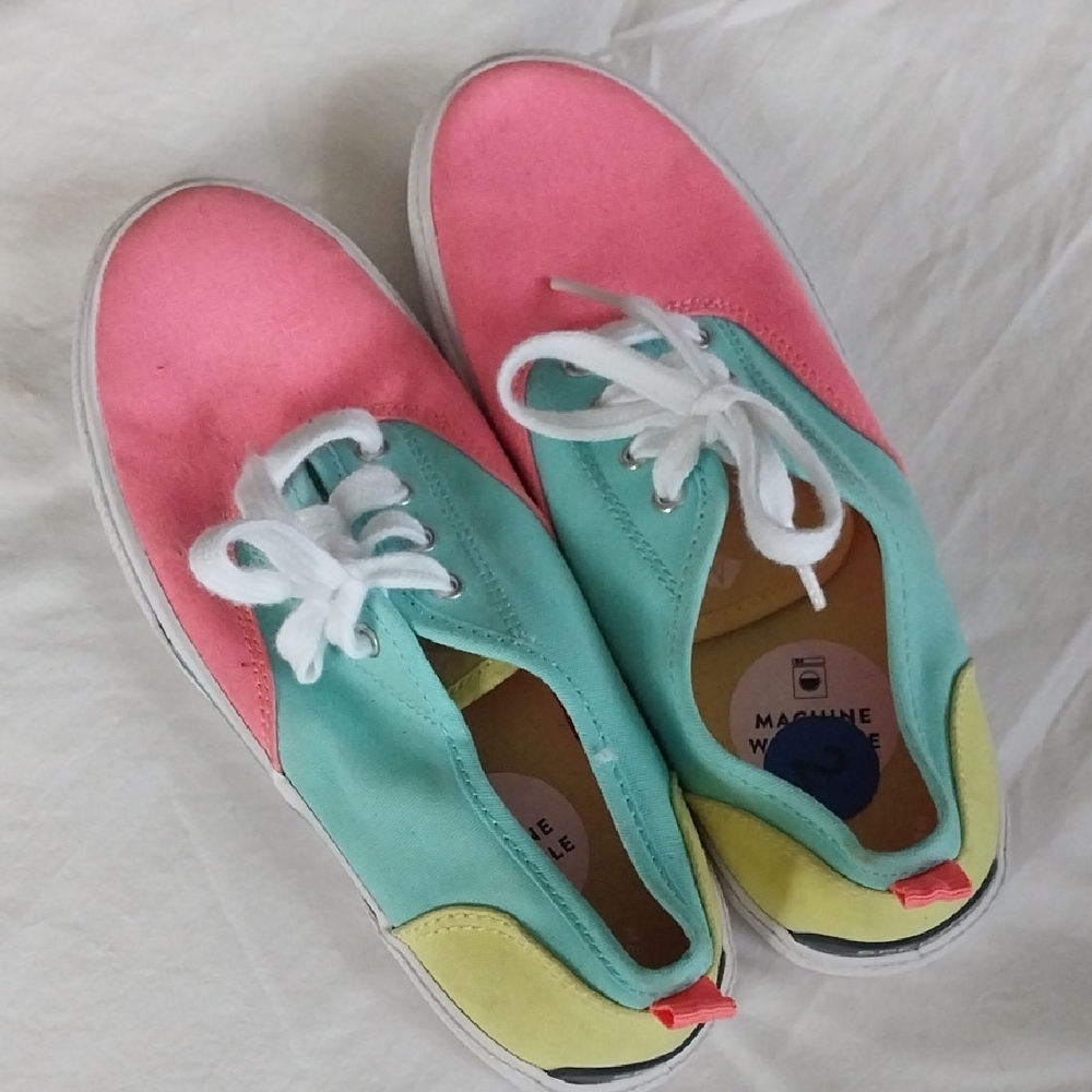 Sperry Kids Color Block Sneakers Size 2M.  Like New